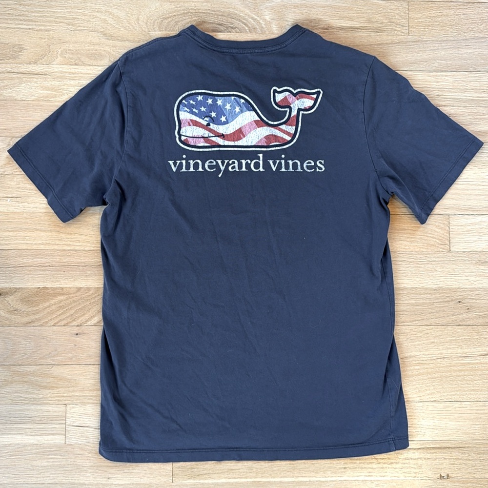 VINEYARD VINES Boys Navy Blue Basic Pocket Tee American Flag Whale Preppy XL 18